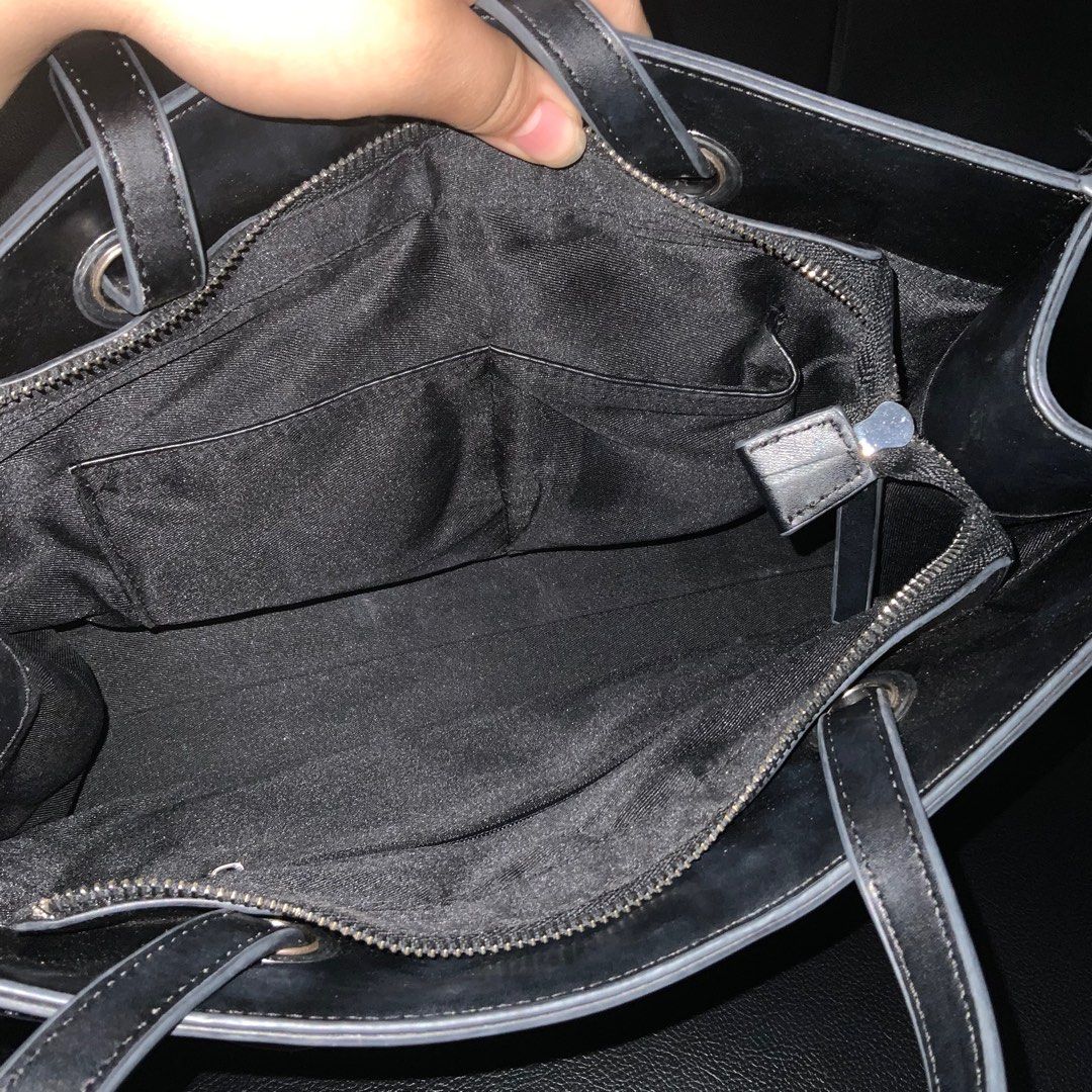 Esprit Black and White Shoulder Bag (Category: Shoulder Bags) located in Bulacan. Submitted by kylebns (Listing ID 1233968747, Image 2). Description: flaws: may runs sa gilid, check on photos W - 13 in L - 9 in MEDIUM.