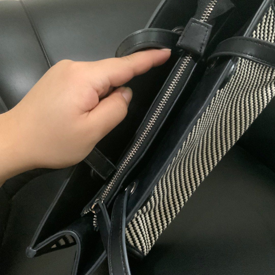 Esprit Black and White Shoulder Bag (Category: Shoulder Bags) located in Bulacan. Submitted by kylebns (Listing ID 1233968747, Image 3). Description: flaws: may runs sa gilid, check on photos W - 13 in L - 9 in MEDIUM.