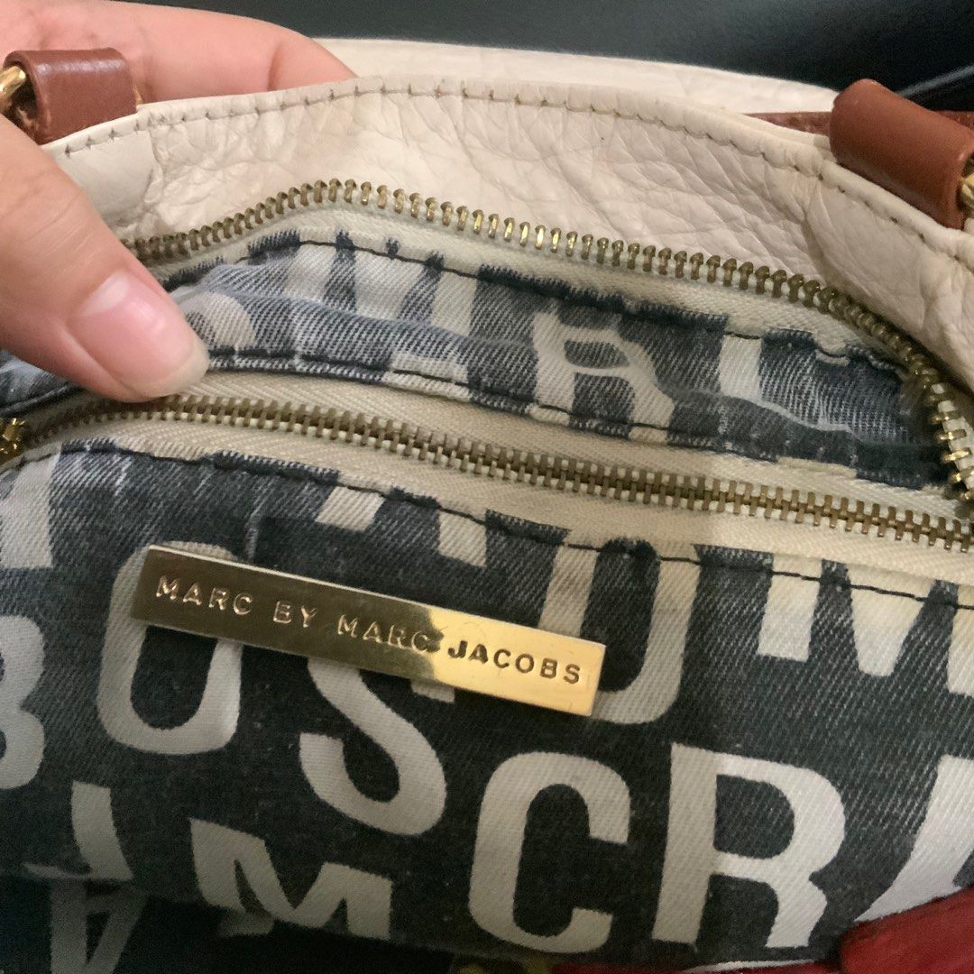 Marc Jacobs White Tote Bag (Category: Shoulder Bags) located in Bulacan. Submitted by kylebns (Listing ID 1233909701, Image 2). Description: Tote bag Width - 11.5 in Length- 13 in.