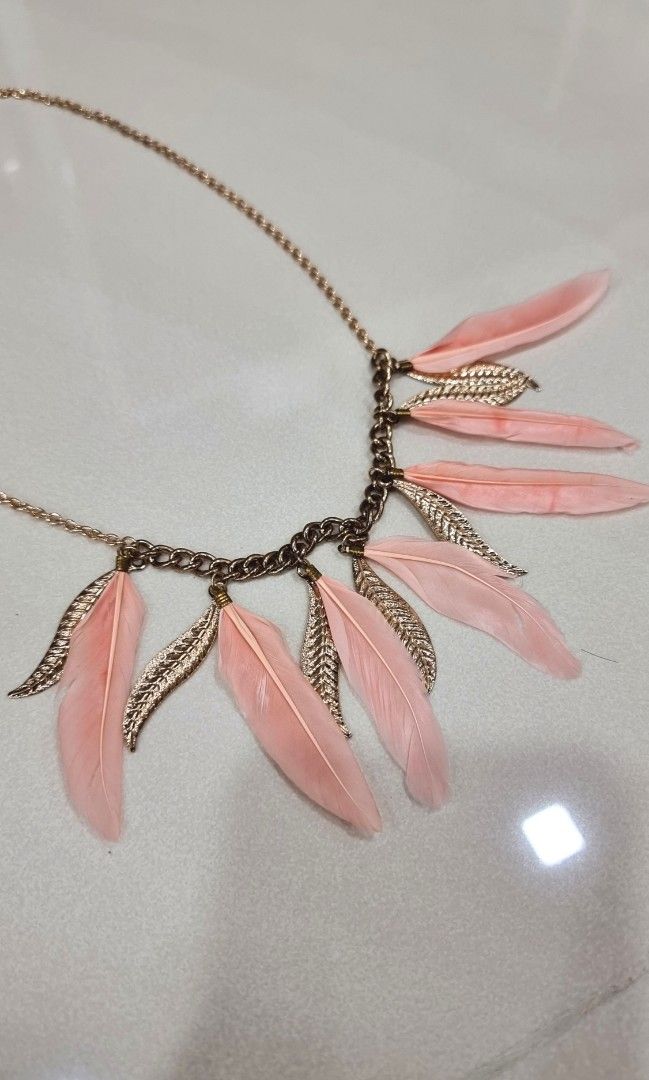Pink feather necklace deals