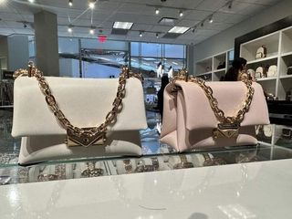 (Category: ) located in . Submitted by maiyasluxurybagshoppe (Listing ID 1233959926, Image 1). Description: .