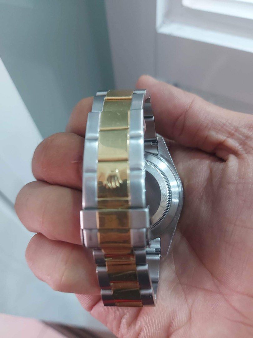 Rolex 2005 Submariner Bluesy (Category: Luxury Watches) located in Pasig City. Submitted by Watchaholics (Listing ID 1233955297, Image 3). Description: -year model 2005 -8.8/10 condiiton (light scratch in bezel and few hairlines) -unit and cert of authenticity included For 585k You may DM or contact me @ 09615077138 Thanks admin😉.