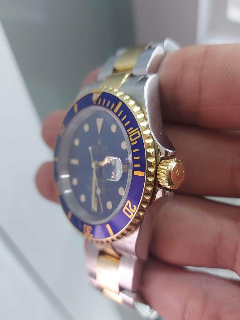 Rolex 2005 Submariner Bluesy (Category: Luxury Watches) located in Pasig City. Submitted by Watchaholics (Listing ID 1233955297, Image 2). Description: -year model 2005 -8.8/10 condiiton (light scratch in bezel and few hairlines) -unit and cert of authenticity included For 585k You may DM or contact me @ 09615077138 Thanks admin😉.