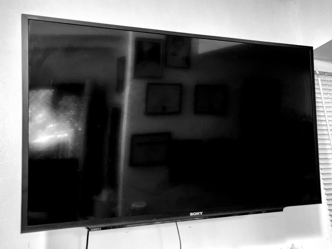 Defective Sony 40" Smart TV with Wall mounting included, TV & Home