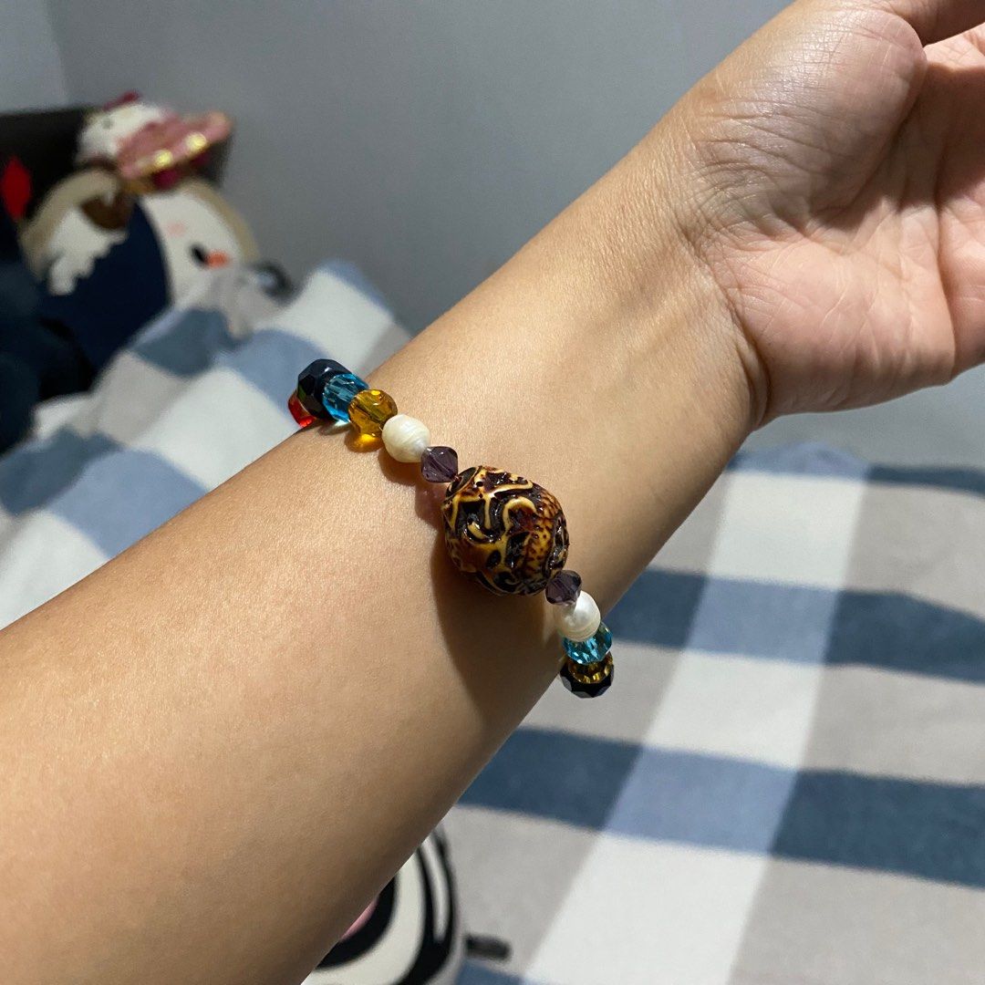 Take all preloved bracelet (Category: Bracelets) located in Pasay City. Submitted by tindarela (Listing ID 1233998482, Image 1). Description: Get niyo na be.