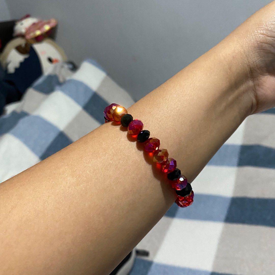 Take all preloved bracelet (Category: Bracelets) located in Pasay City. Submitted by tindarela (Listing ID 1233998482, Image 3). Description: Get niyo na be.