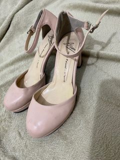 USED SISAM HEELS SIZE 5 needs cleaning