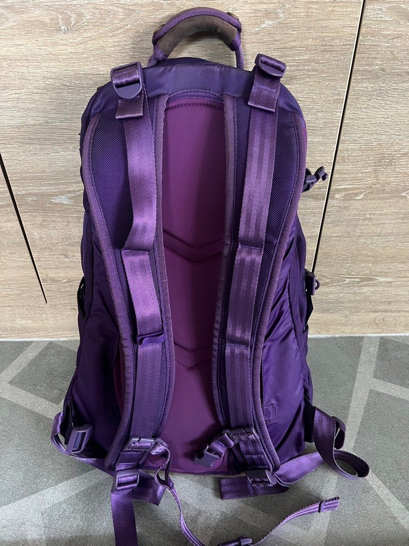 Visvim backpack （分類：手袋及銀包）位於 Hong Kong。 由 wilson12345674748 提交（商品編號 1234062649，圖片 3）。簡介： 9成新，有腰帶。