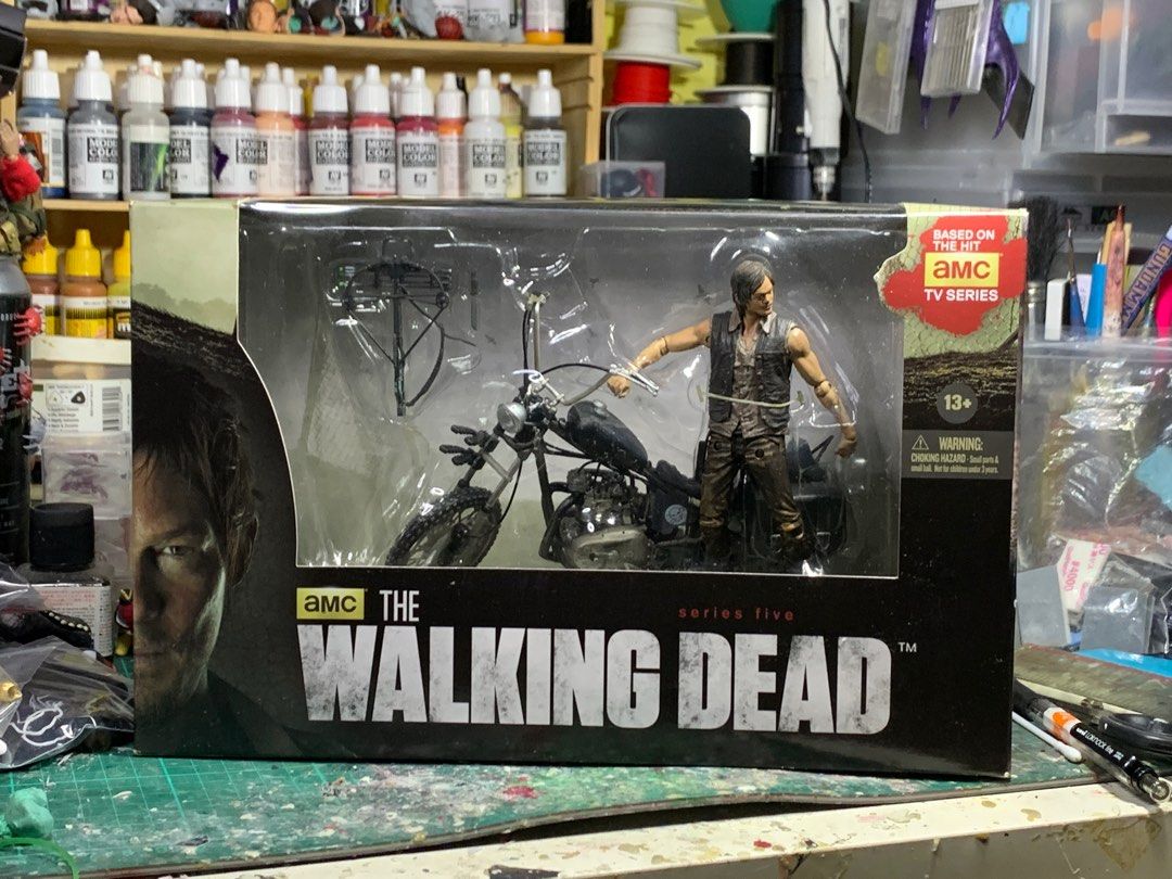 Walk dead Deluxe boxed set Daryl Dixon with chopper motorcycle