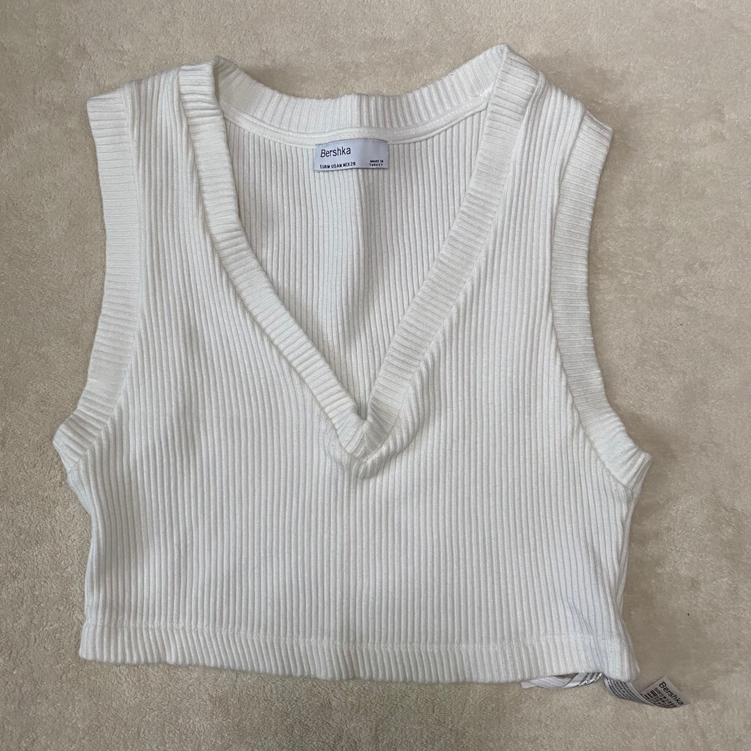 WHT_2 (Bershka), Women's Fashion, Tops, Sleeveless on Carousell