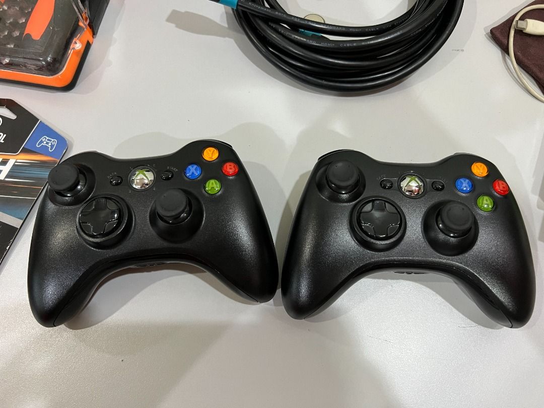2x Original Xbox 360 controller + Original PC Windows Adapter + Battery