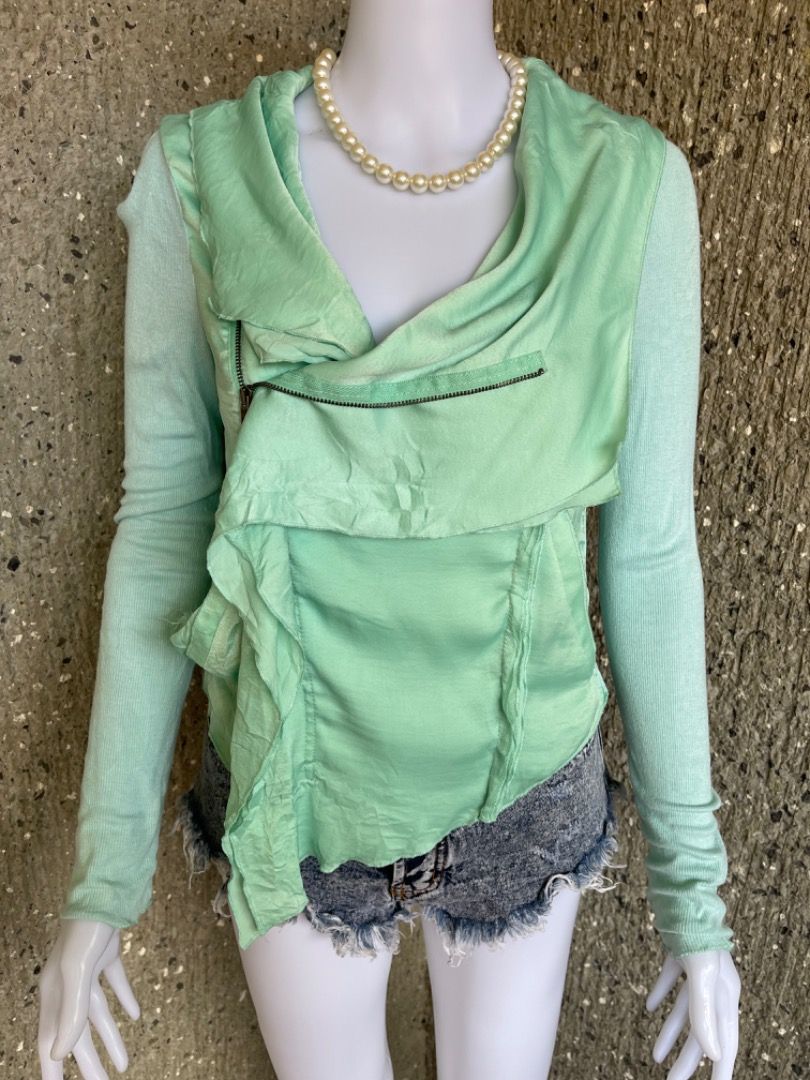 BCBG Zip Up Blouse (Category: Longsleeves) located in Cotabato. Submitted by thefashionproject88 (Listing ID 1234181943, Image 3). Description: Style: Top Condition: EUC Size: S Mine @ Php 280 ☝🏻accessories not included Note: For Preowned/Used Items, please manage your expectation. If you are meticulous w/ flaws or used clothing, I suggest you bid on a new or excellent used condition items to save us all the hassle. Thanks. Disclaimer: Actual co
