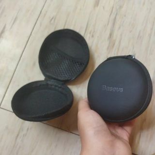 black round earphone hardshell / storage bag