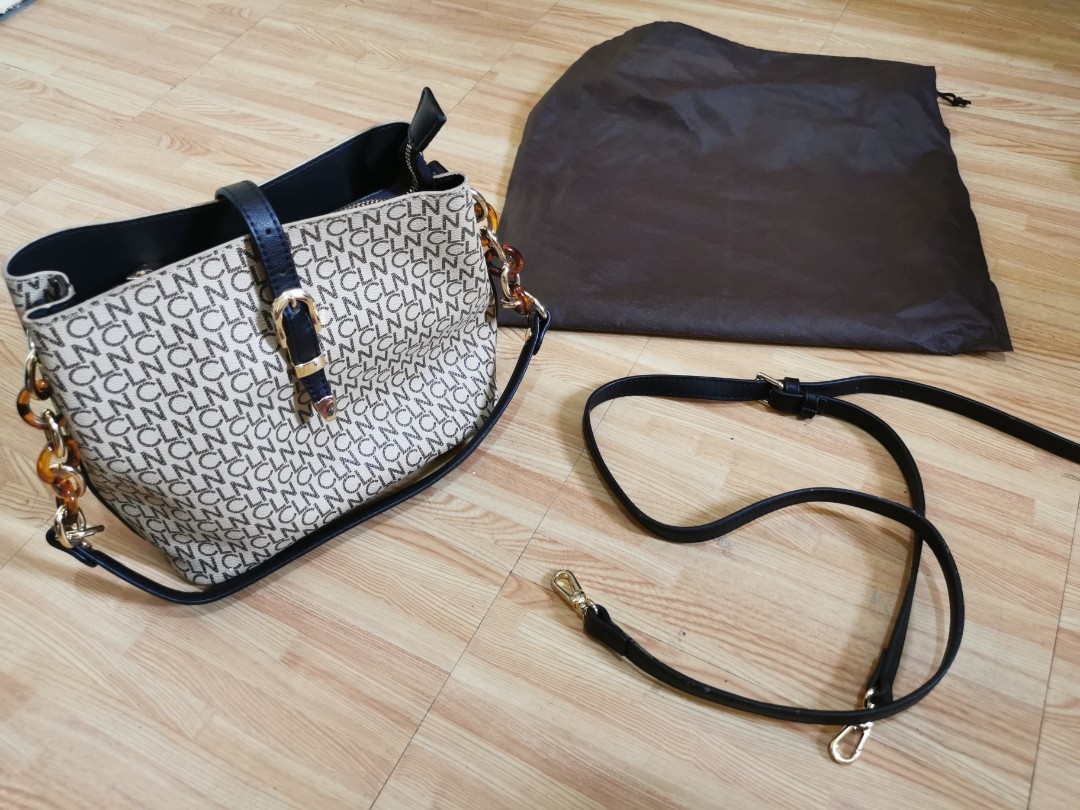 CLN PH Brainy Sling Bag (Black), Women's Fashion, Bags & Wallets,  Cross-body Bags on Carousell