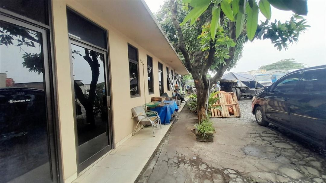 Dijual Tanah Plus Bangunan Kantor Strategis Pinggir Jalan Raya