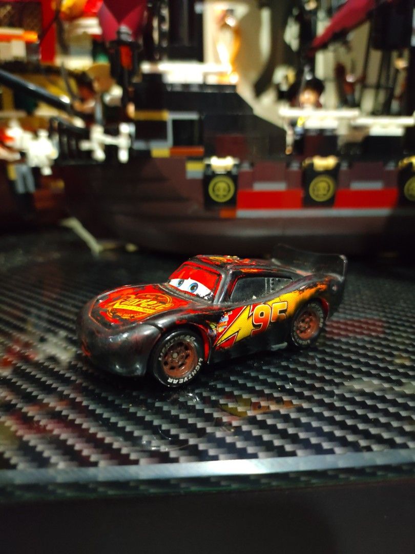 Cars 3 lightning mcqueen on sale crash toy