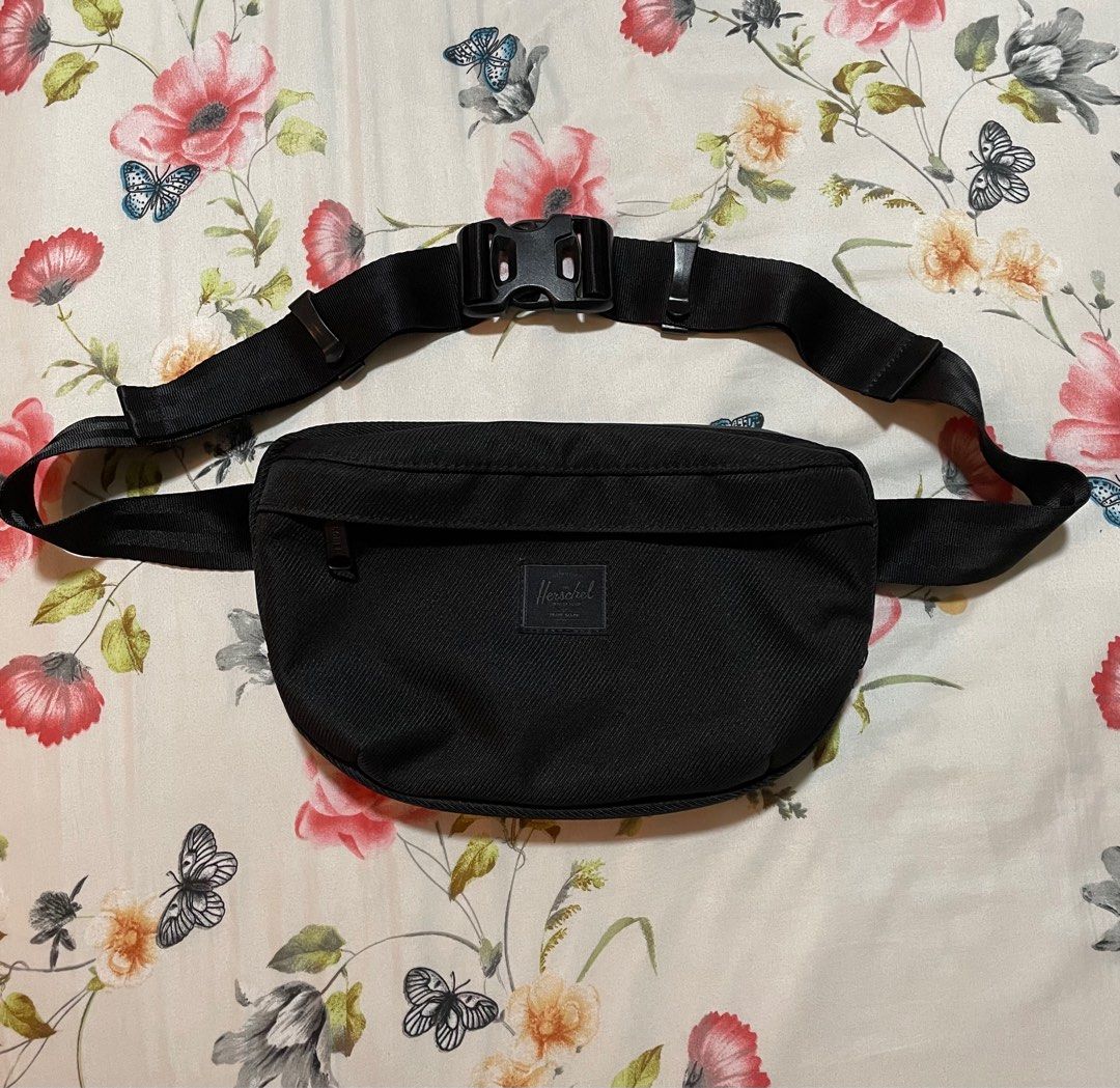 Nineteen hip pack store
