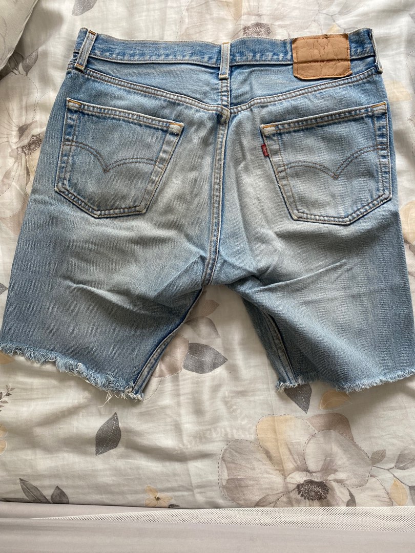 Levis 501 jeans pendek, Fesyen Wanita, Pakaian Wanita, Bawahan di Carousell