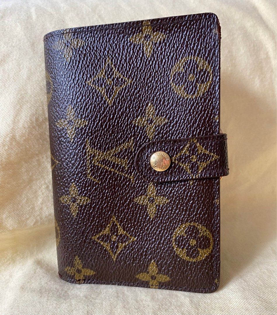 Louis Vuitton Frech Kisslock Monogram Bifold Wallet (Category: Luxury Bags & Wallets) located in Bulacan. Submitted by thedeclutteringmom (Listing ID 1234106312, Image 3). Description: Guaranteed original Money back if proven fake Vintage LV monogram kisslock bifold wallet In very good condition With very minimal signs of use Gold and working hardwares Painted the flakey part at the bill slot With tolerable flakey part near the card slot (pls see