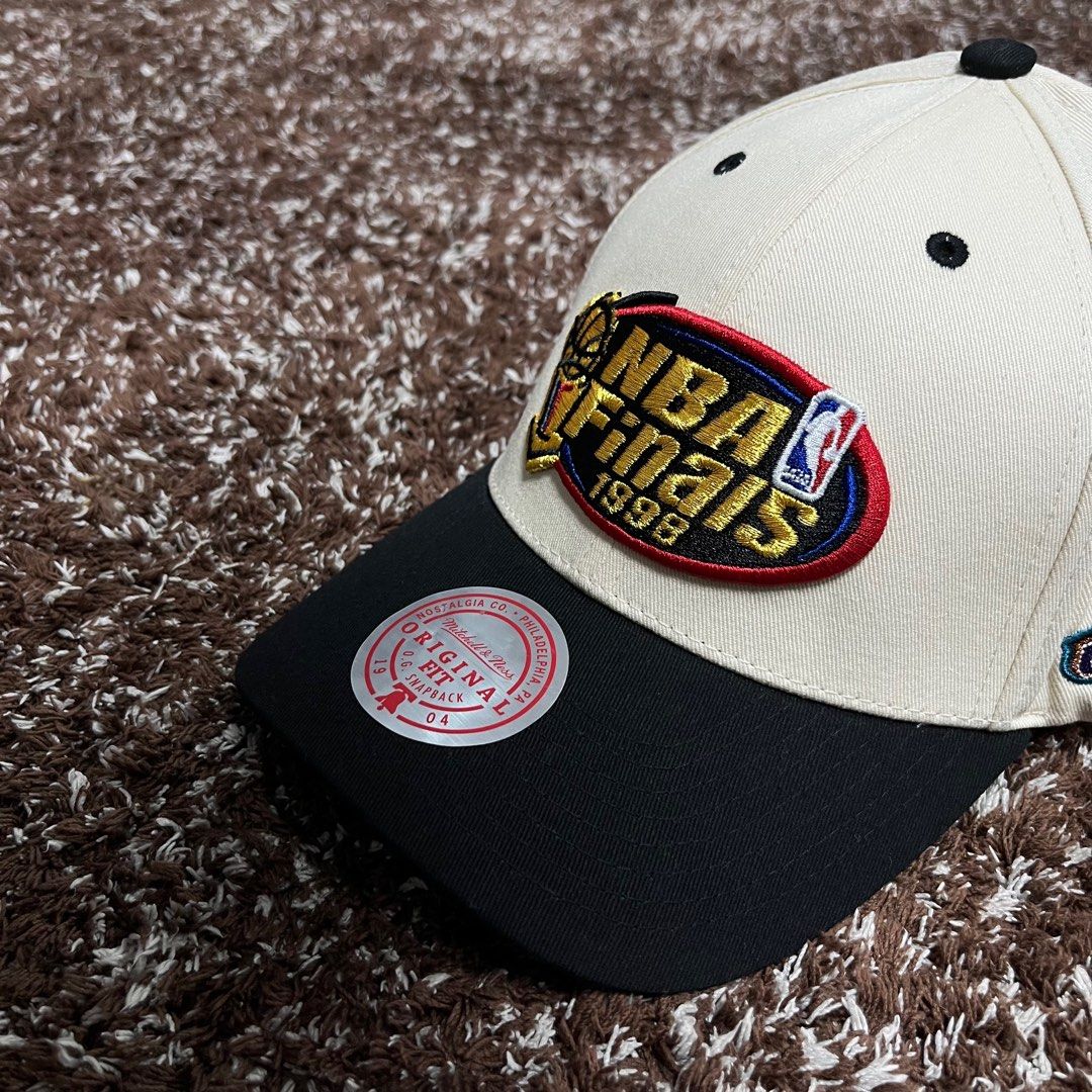 LEGIT Mitchell & Ness Chicago Bulls Snapback Cap, Men's Fashion, Watches &  Accessories, Caps & Hats on Carousell