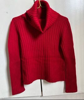 二手班尼頓品牌毛衣～高領翻領上衣針織紅色～班尼頓長袖毛衣～厚實材質好適合M到L尺碼～版型較短～搭配裙褲皆可～保暖