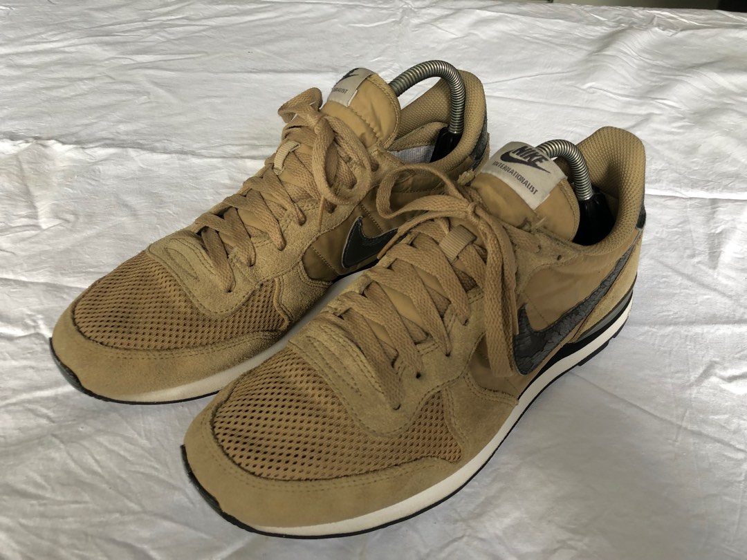 Nike store internationalist doré