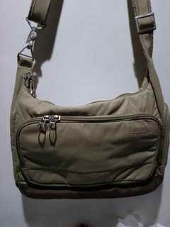 Pacsafe citysafe LS 200 sling bag like new
