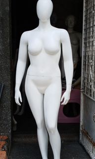 Plus Size Egghead Fiberglass Full Body Mannequin. Mall Pull Out.