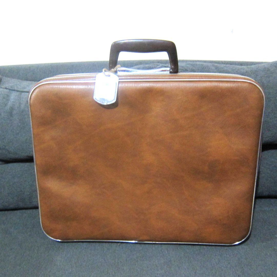 PreOwned Vintage Brown Luggage (Category: Luggage) located in Quezon City. Submitted by help_ahoarder (Listing ID 1230527740, Image 1). Description: Minimal signs of usage like slight rubs and hardware issues as expected when buying 2nd hand items. Measurements to follow or DM me 🌸.