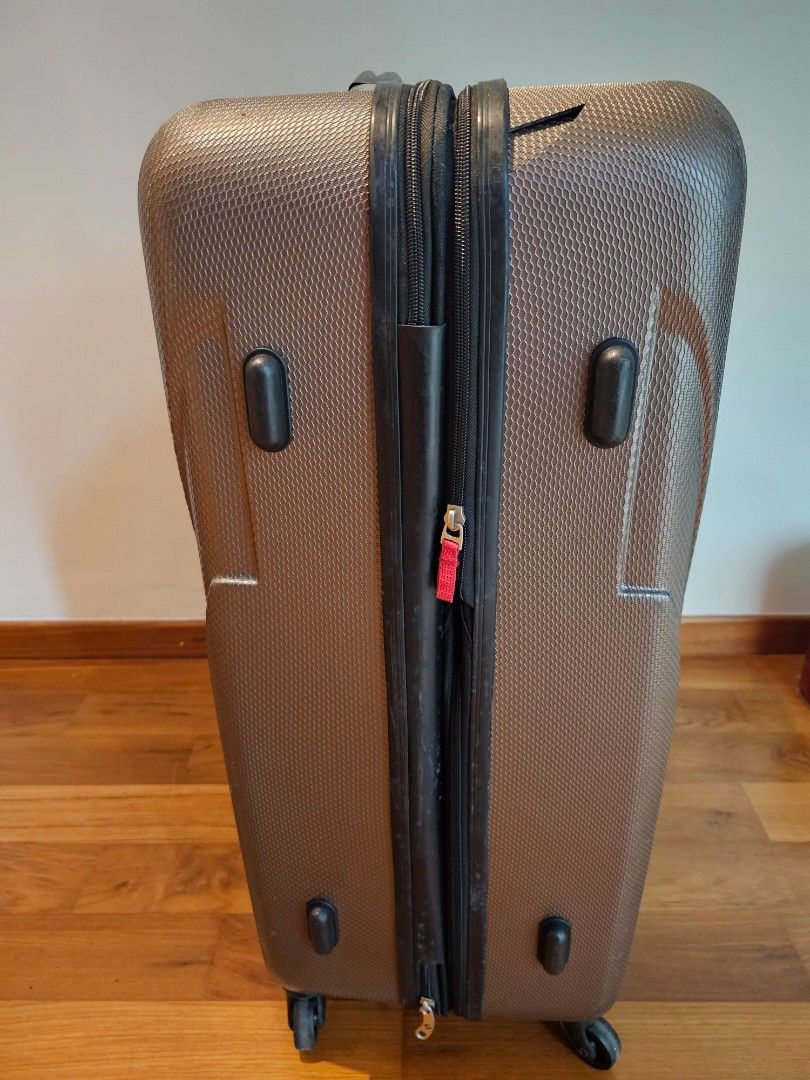 Samsonite 27' Spinner Suitcase Luggage with cracks, Hobbies & Toys