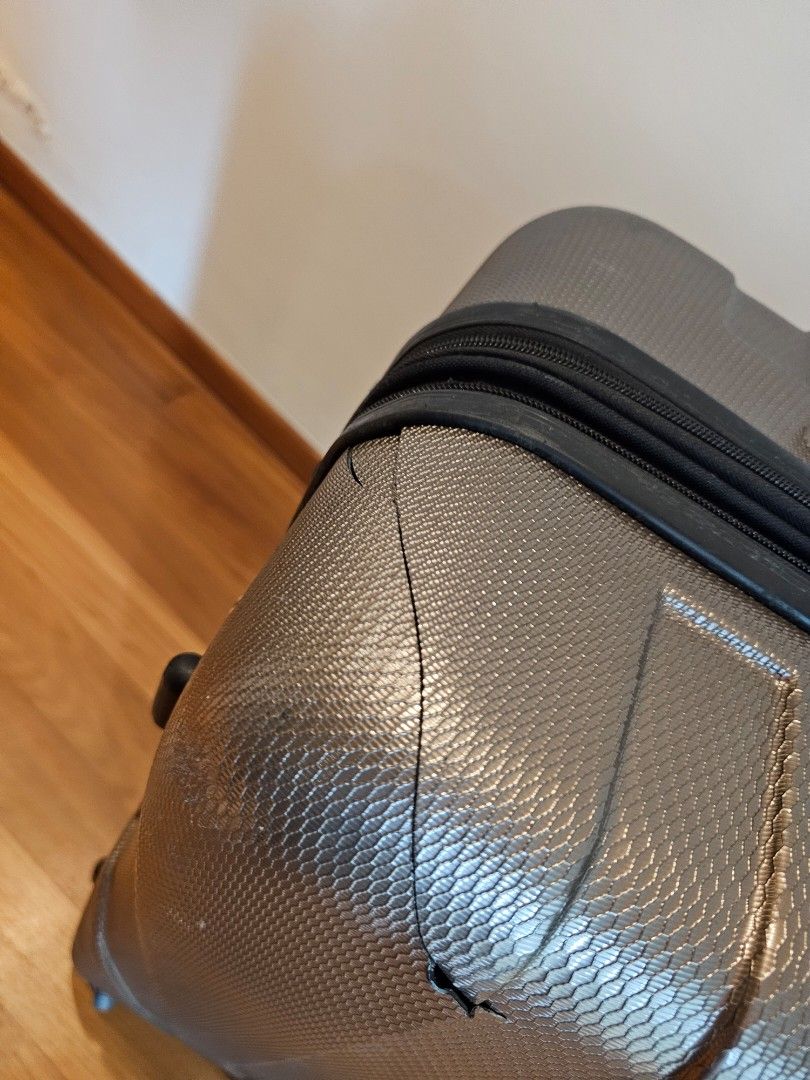 Samsonite 27' Spinner Suitcase Luggage with cracks, Hobbies & Toys