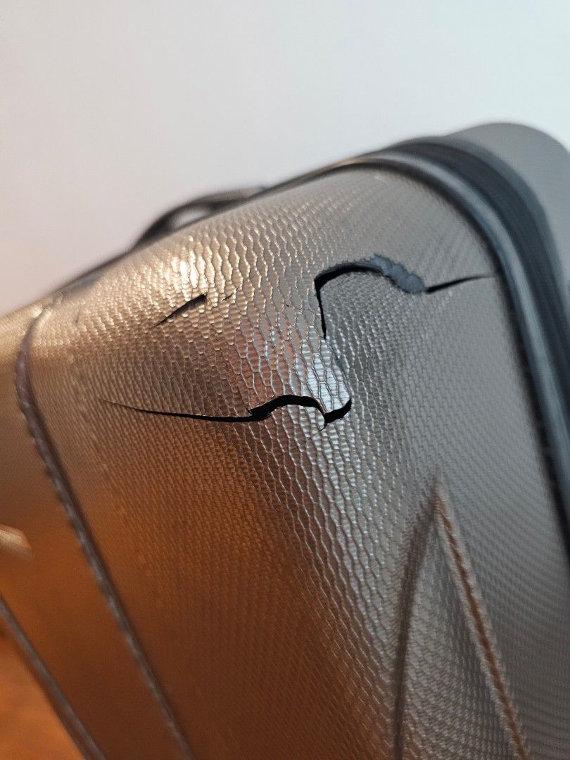 Samsonite 27' Spinner Suitcase Luggage with cracks, Hobbies & Toys