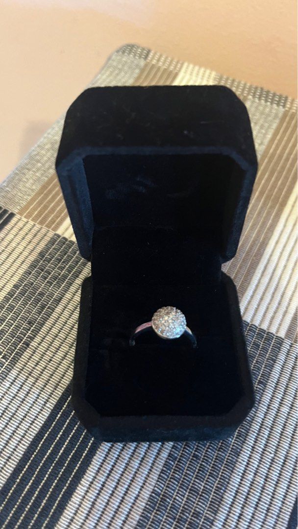 Silver ring (Category: Rings) located in Kuala Lumpur. Submitted by ndeamzly (Listing ID 1234196231, Image 1). Description: Silver 925 ring to let go. Size 16. Size 15 or 16 can fit in. Come with box. Exclusive look.