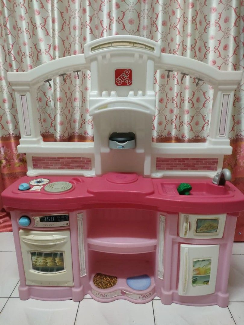 Step 2 Fun with Friends Kitchen set, Hobbies & Toys, Toys & Games on