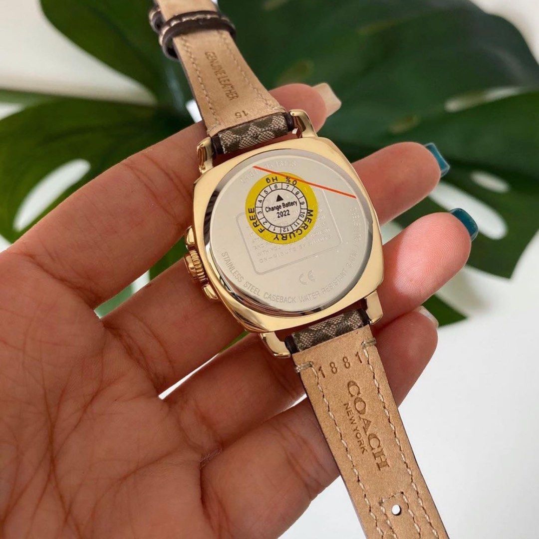 Women watch Coach 14503150