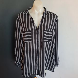 Women's size 18 'CROSSROADS' Gorgeous striped black and white shirt - EUC