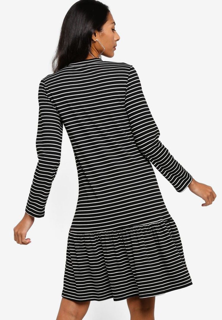 Zalora Black Dress (Category: Dresses) located in San Fernando. Submitted by clean.up.project (Listing ID 1234196493, Image 2). Description: used twice only!! stretchy fabric medium on tag.