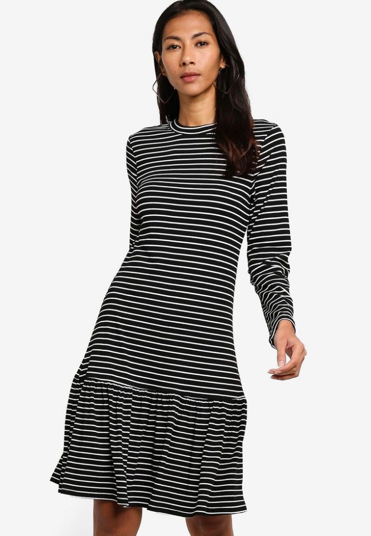 Zalora Black Dress (Category: Dresses) located in San Fernando. Submitted by clean.up.project (Listing ID 1234196493, Image 1). Description: used twice only!! stretchy fabric medium on tag.