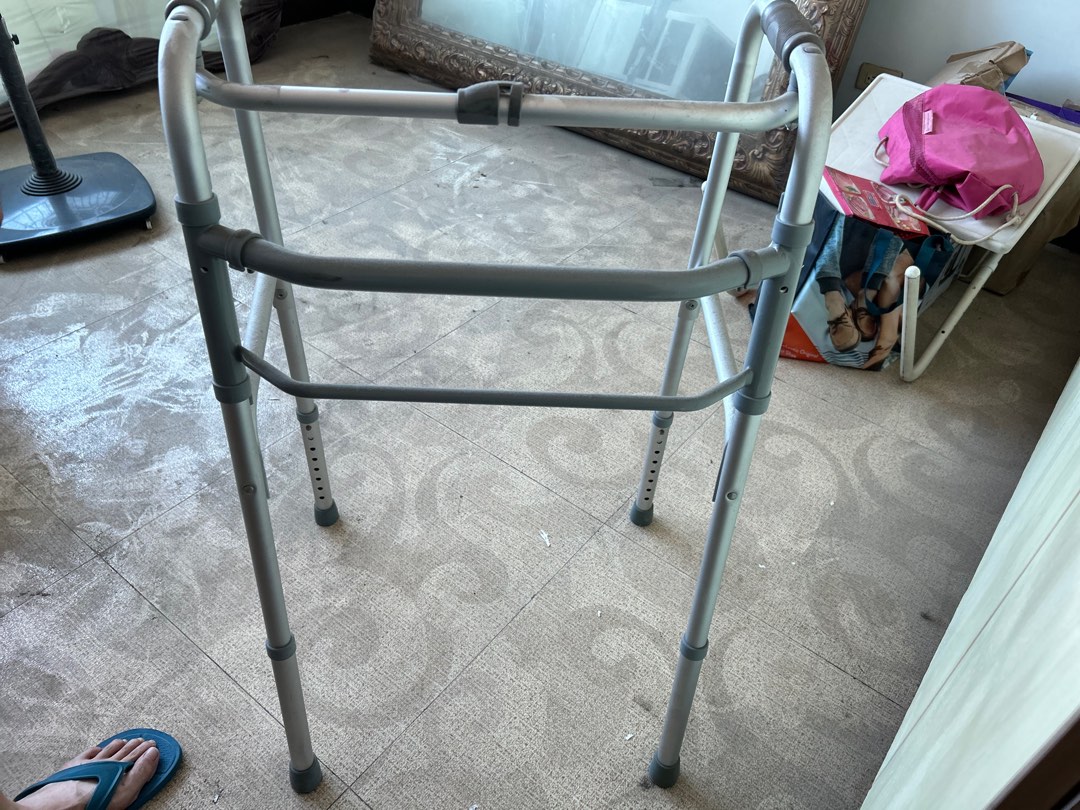 4 legs walker (support) (rehabilitative), Health & Nutrition, Assistive