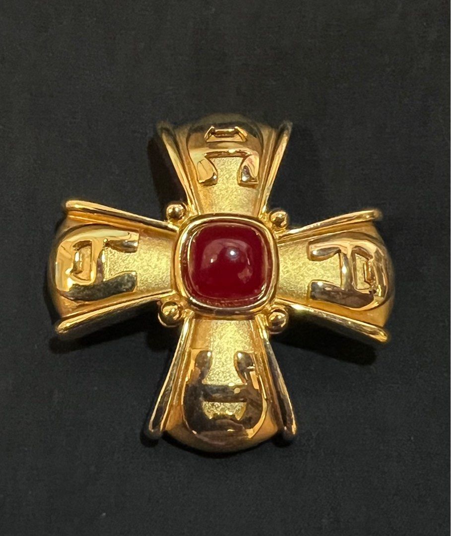 Aigner brooch outlet