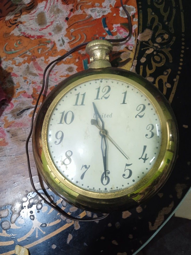 Antique wall clock on Carousell