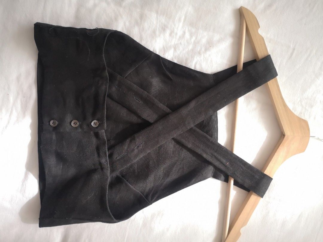 Araw the line apron top Black Pure Linen (Category: Others Tops) located in Cavite. Submitted by dosamigas (Listing ID 1234339607, Image 2). Description: Araw the line Apron Top Black Pure Linen Fits XS Brand New. Will come with Araw bag .