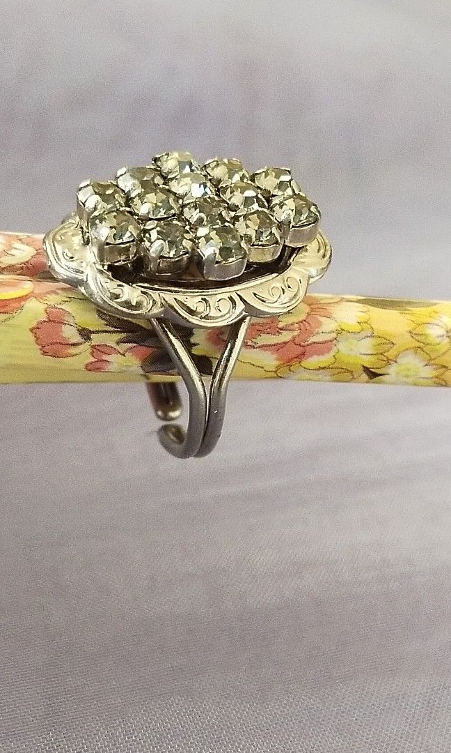 Authentic Rustic Diamond Cluster Ring (Category: Rings) located in Subang Jaya. Submitted by wang2u (Listing ID 1232154539, Image 2). Description: •close to my heart personal collectable range •condition:9/10 • rustic Diamond cluster jewellery design •size (diameter): 2cm/.75 inch •Imported quality.