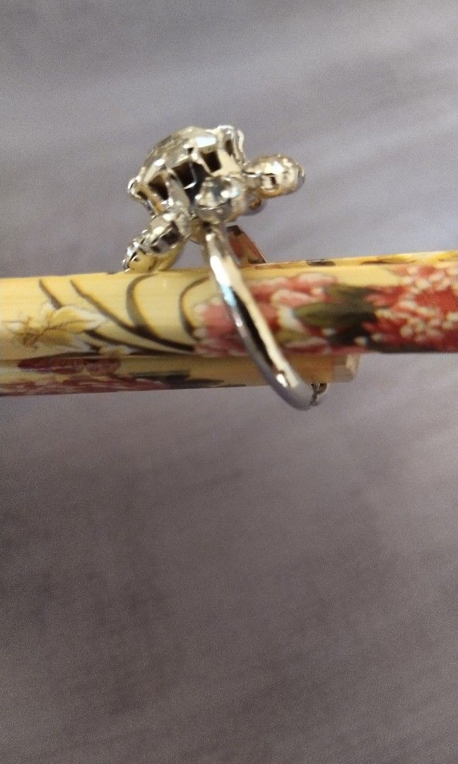 Authentic Rustic Solitaire Ring (Category: Rings) located in Subang Jaya. Submitted by wang2u (Listing ID 1233761596, Image 2). Description: •close to my heart personal collectable range •condition:9/10 • rustic Diamond clear solitaire design •size (diameter): 2cm/.75 inch •Imported quality.