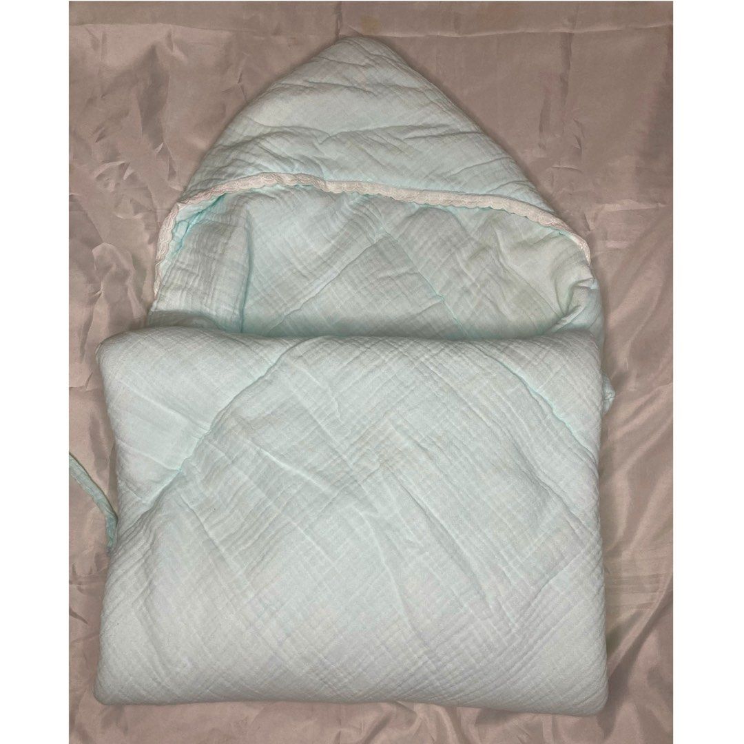 Comforter Receiving Blanket in Baby Blue (Category: Changing Mats & Accessories) located in Naga. Submitted by imasupergal (Listing ID 1234431850, Image 1). Description: MAKE READING A HABIT😊 Details: ▪️Approx measurements: 36” x 36” (square) ▪️Like New. washed and cleaned already. May maliit na stitch kasi nasabit ko pero hindi naman halata and super ganda nito parang muslim blanket and style and texture. Ready to use. ▪️Ganda nito, for travel 