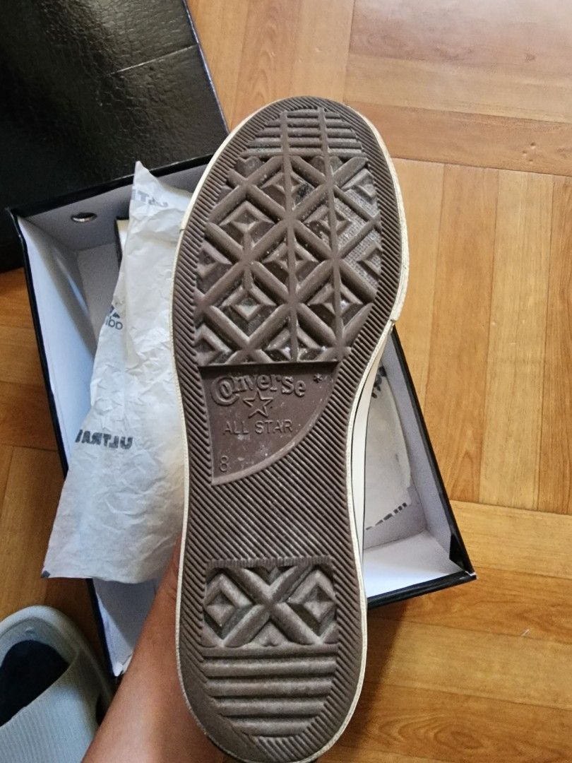 Converse （分類：便服鞋）位於 Hong Kong。 由 manyfoolhere 提交（商品編號 1234306149，圖片 4）。簡介： 真品！購自專門店，只穿過兩次，幾乎與新鞋一樣，布質仍然堅挺！ 半價轉讓 可面交可順豐。