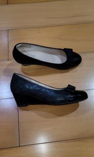 Dr. Kong Black Wedge Shoes with Bow Design