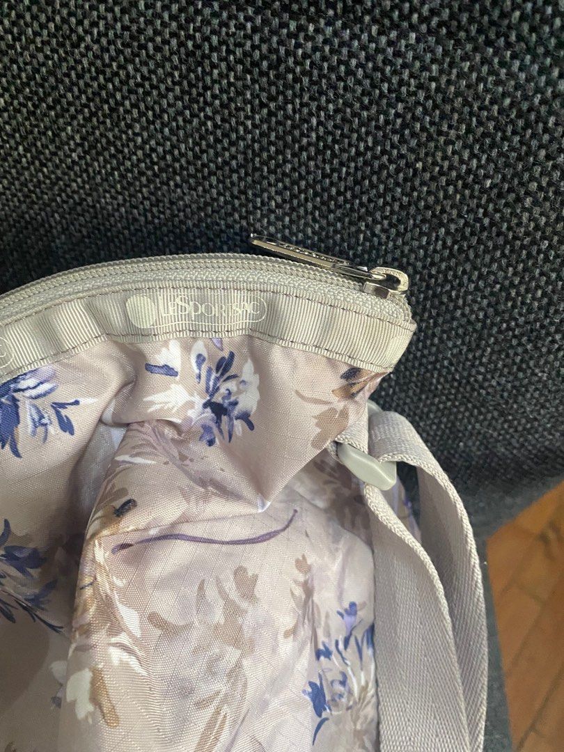 Lesportsac Bag (Category: Tote Bags) located in Pasig City. Submitted by erncm (Listing ID 1234298378, Image 3). Description: Brand: Le Sportsac Rfs: Not used as much as I would want to. Shipping c/o buyer..