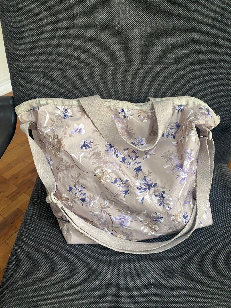 Lesportsac Bag (Category: Tote Bags) located in Pasig City. Submitted by erncm (Listing ID 1234298378, Image 1). Description: Brand: Le Sportsac Rfs: Not used as much as I would want to. Shipping c/o buyer..