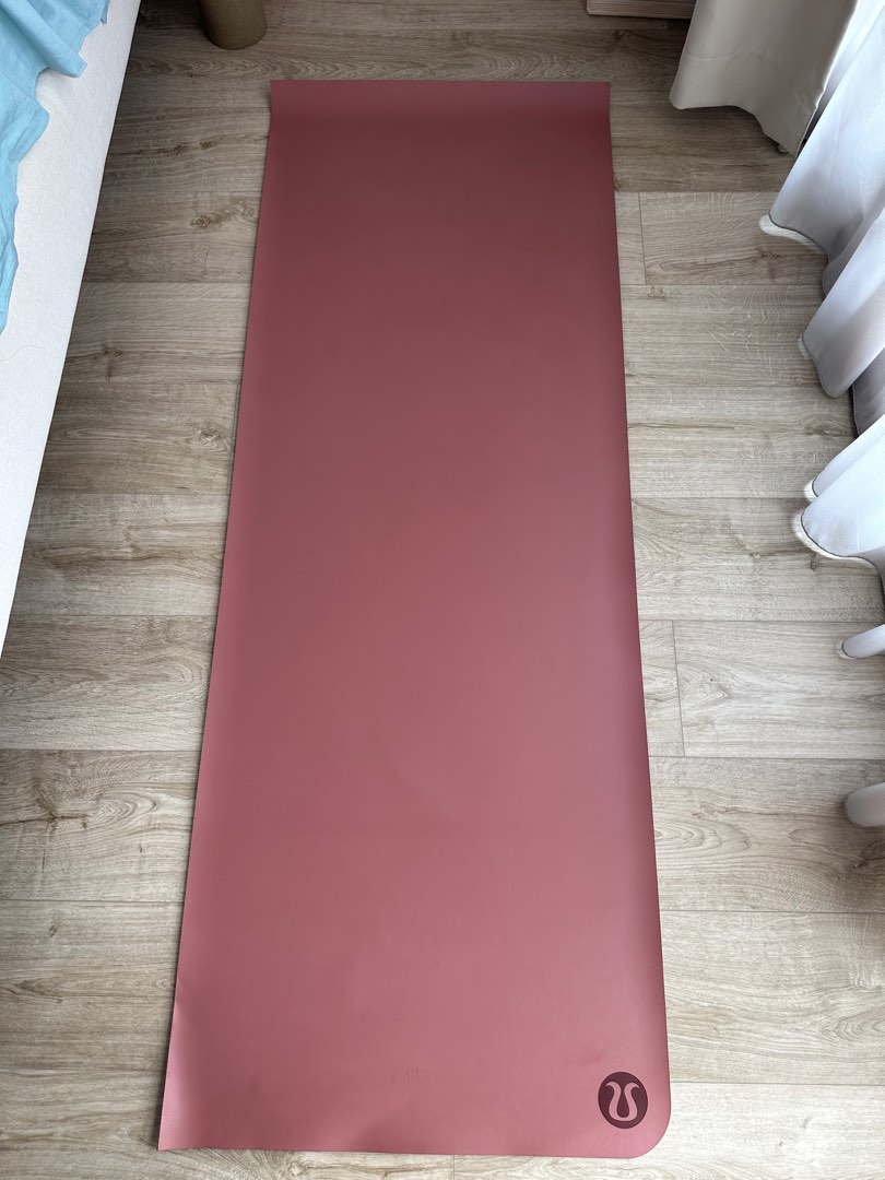 Lululemon 3mm mat almost new Sports Equipment Exercise Fitness